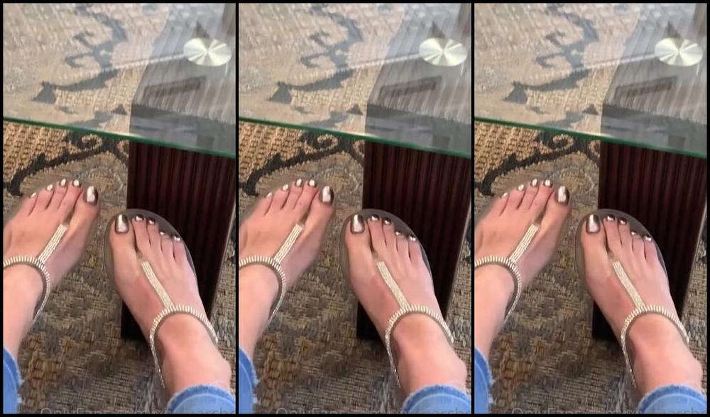 Vixenarches Onlyfans In A Cafe Do You Think Anyone Checked Out My Feet Joi With This Pedi Coming Soon