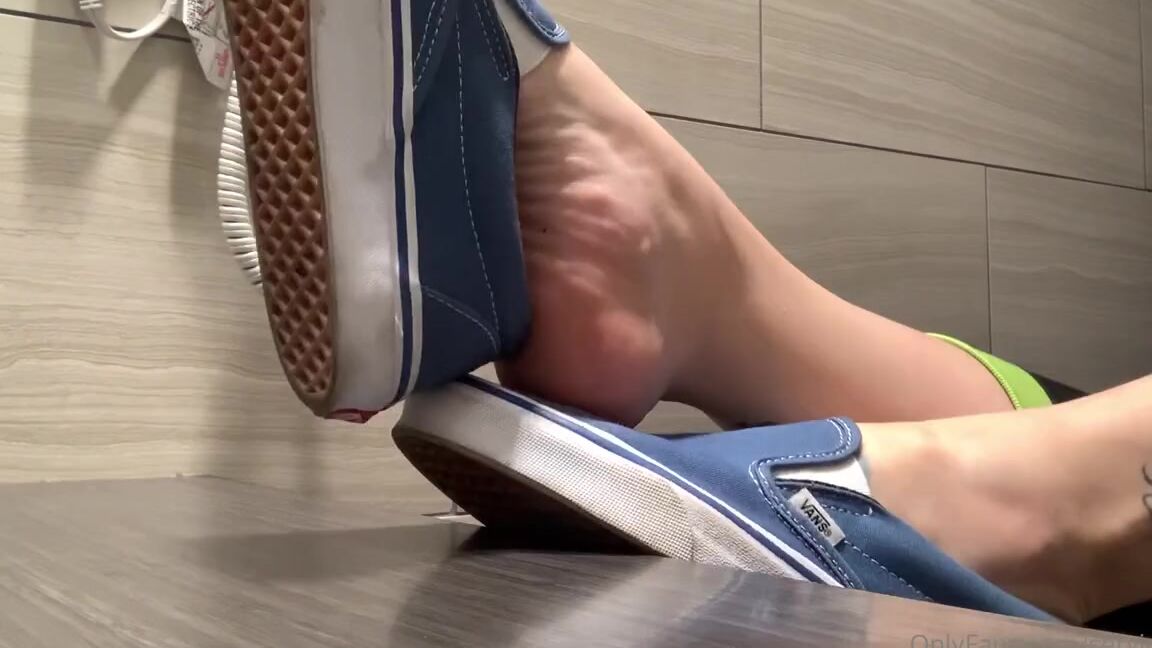 Servingbarefeet Aka Servingfet Onlyfans I Miss The Gym But These Stinkers Are Still Getting Their Funk On 3