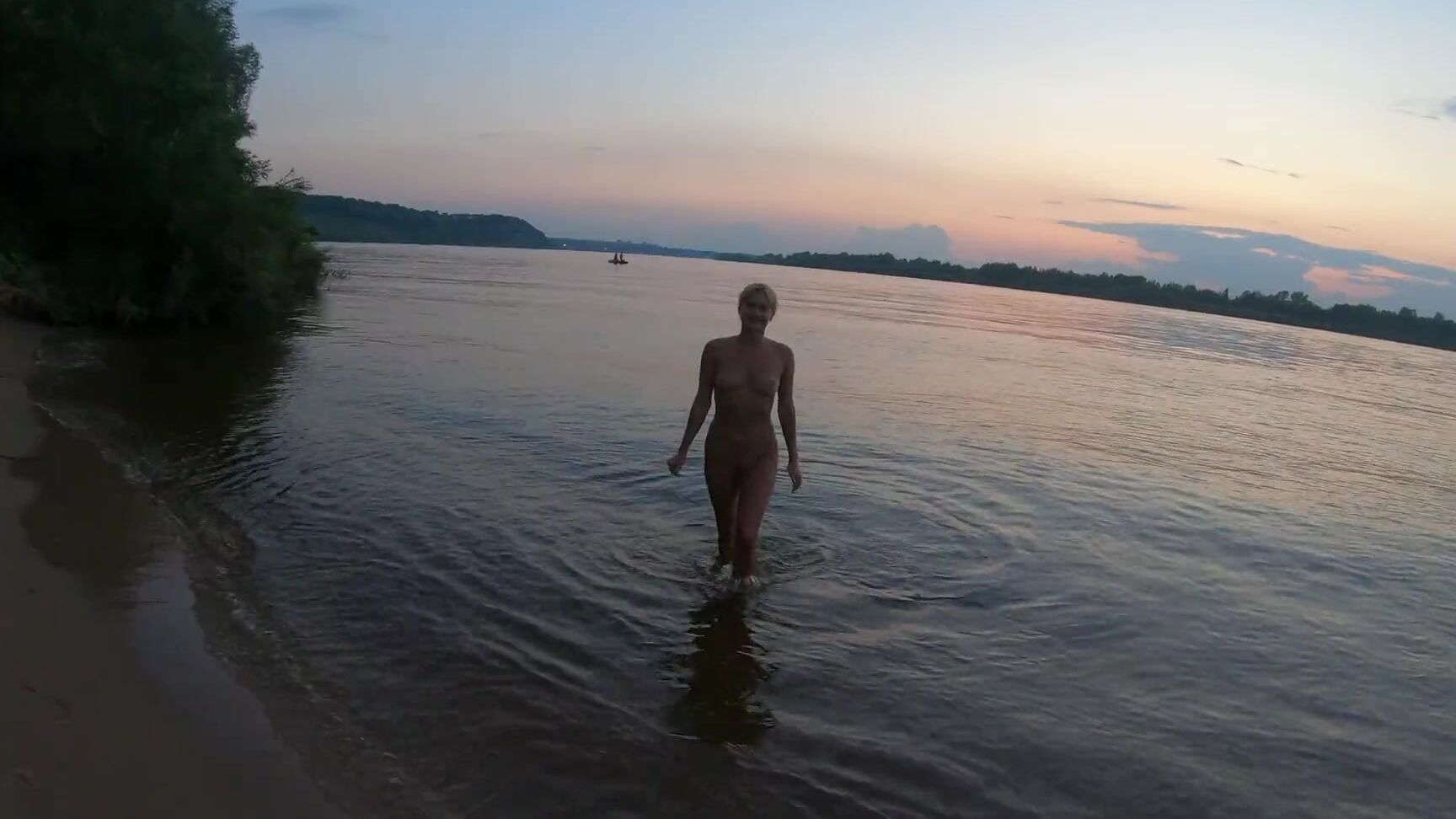 Kristi Exhibition Fishermen swim past a beautiful nudist woman Pornhub