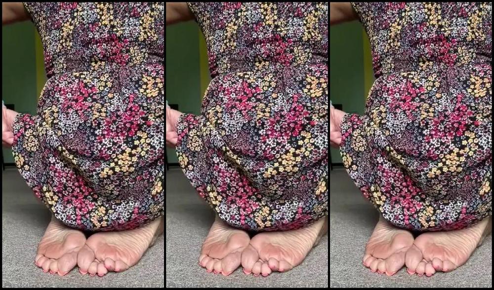 Deedeericanfeet Onlyfans Gm As Requested Teasing U While I Sit On My Soles Shaking My Booty