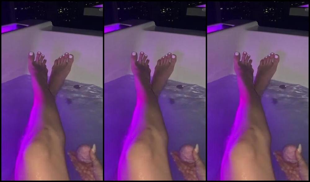 Feetqueenkaty Onlyfans You Like To See An 18 Yo Princess Girl In A Bikini Showing Her Wet Feet In A Pool