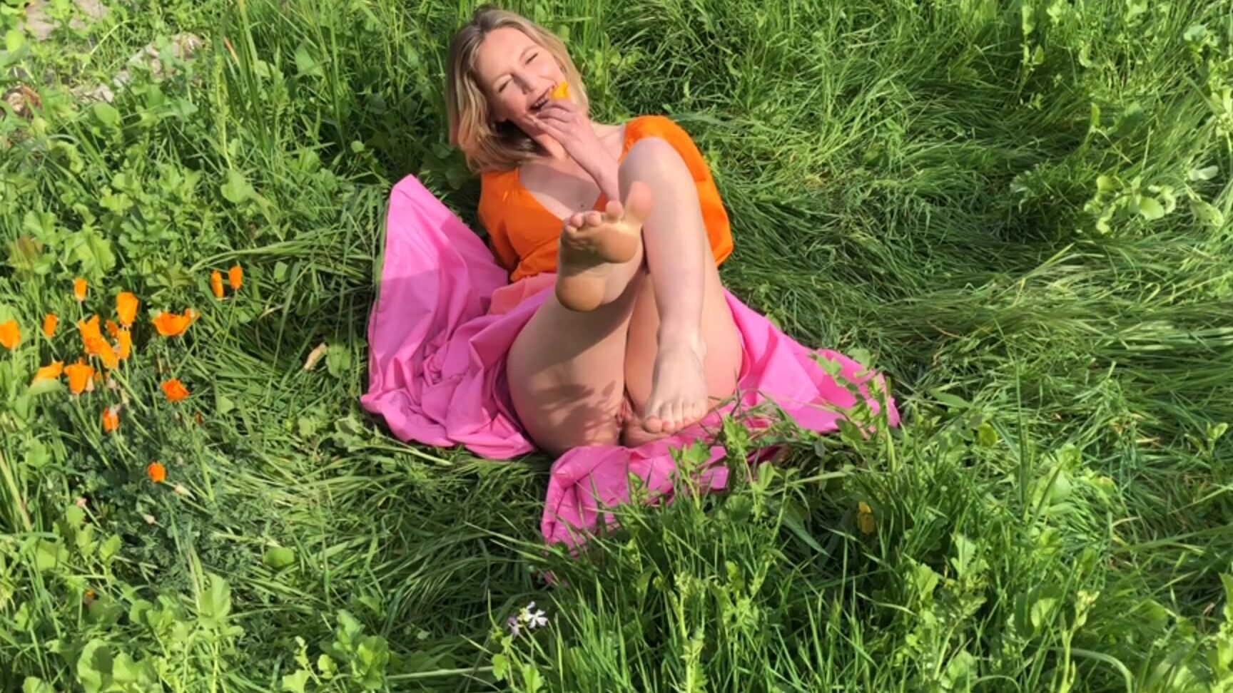 Mona Wales Worship My Godess Feet
