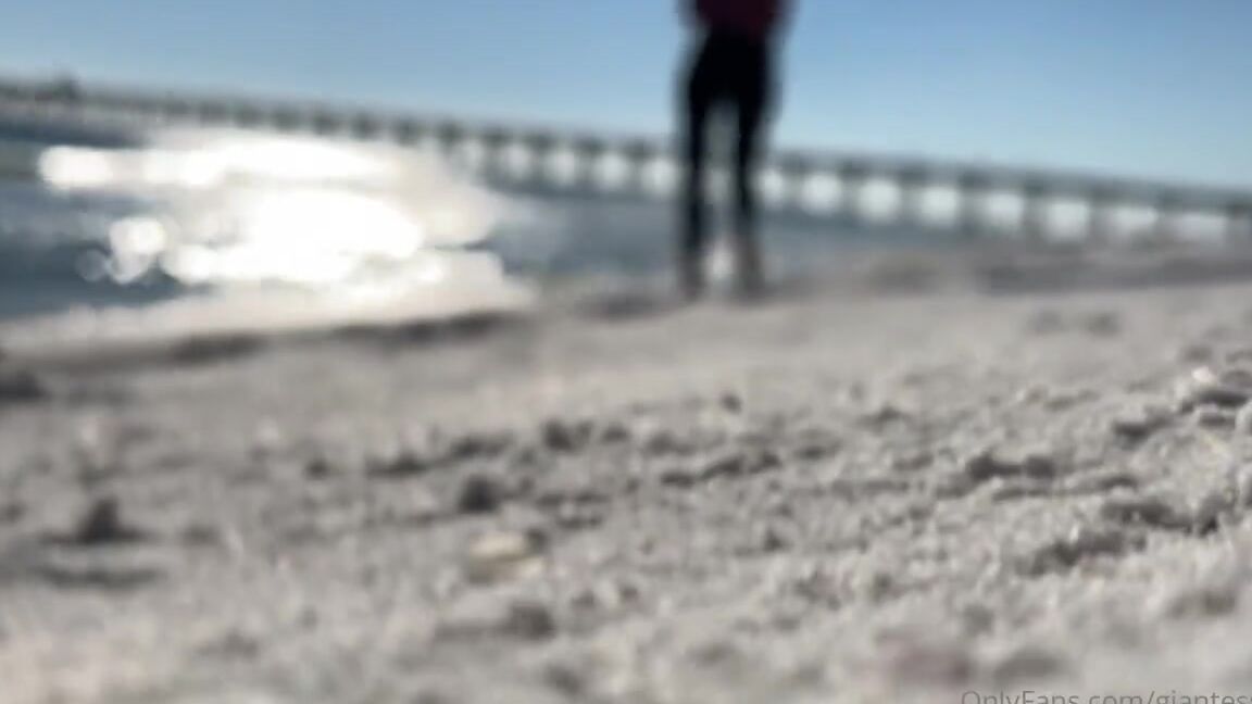 Giantess Tara Nicknamed Giantesstara 10 22 2022 Onlyfans Video Fall Months Still Call For Beach Days For This Giantess