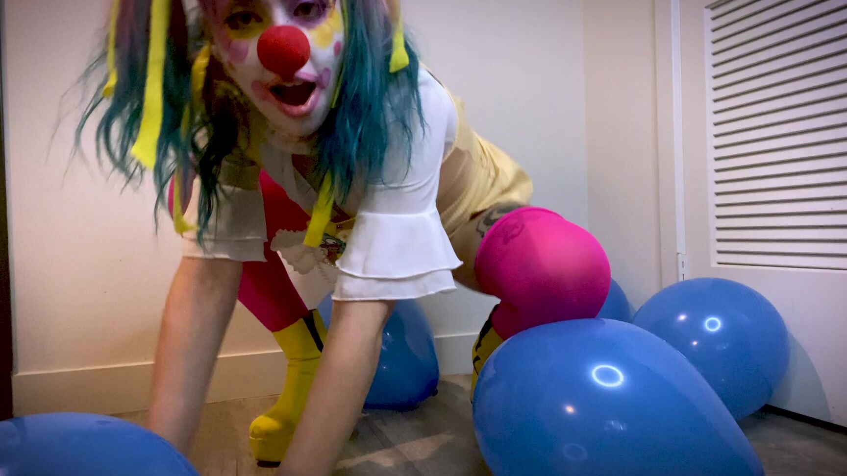 Balloons,Booty Poppin,Clowns,Feet lum cakes clown balloon pop ManyVids