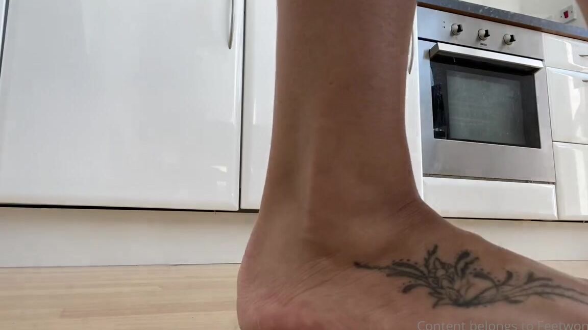 Feetwonders Onlyfans Cleaning The Kitchen Slightly Dusty Soles Excuse The Background Noise In These Latest Clips But Yoqp