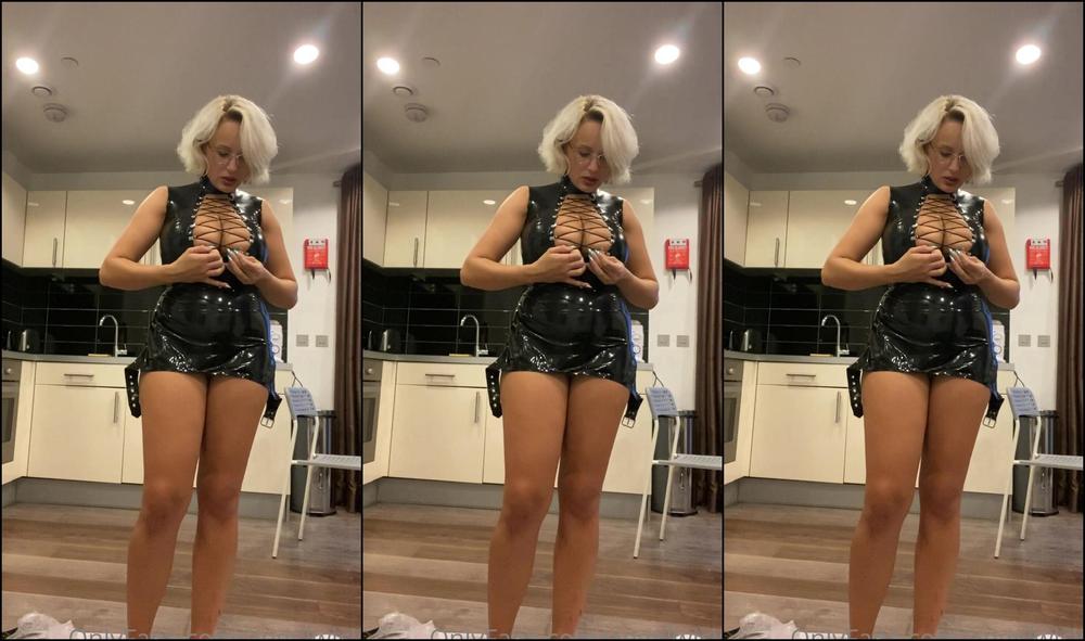 Angelwicky Putting On Latex Obl K N Latexu