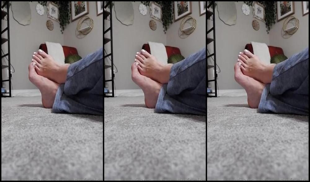 Goddess Mads Nicknamed Mad4Soles Onlyfans Pov You Re Sitting Next To Me As I Edit Clips And Catch Up On Work I Notice You Staring And Give