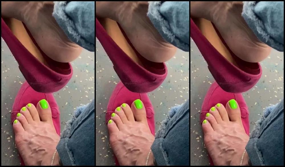 Anas Socks Nicknamed Anas Socks Onlyfans Dangling My Sweaty Flats On The Bus Wonder How Many Ppl Seen Me Dropping My Flats 2