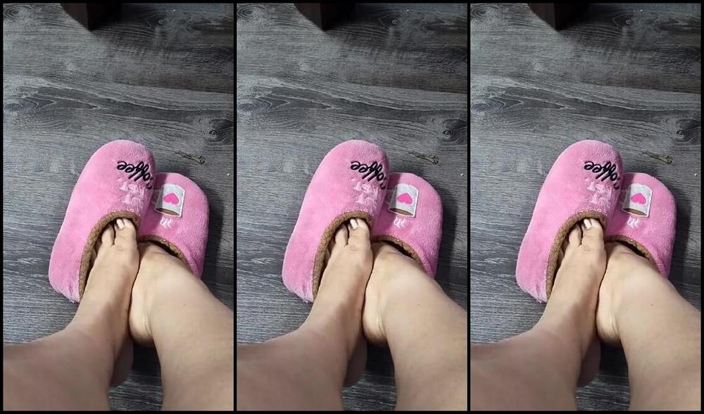 Ennie S Toes And Soles Nicknamed Enniestoes Onlyfans Sneaking In A Little Slipper Action For You While Watching Movies Were You Sitting Quietly With Fri