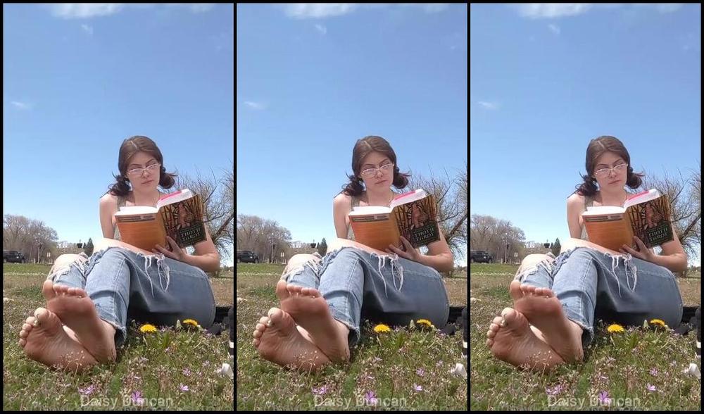 Daisy Duncan Nicknamed Daisyduncan Onlyfans Reading With Oily Soles At The Park