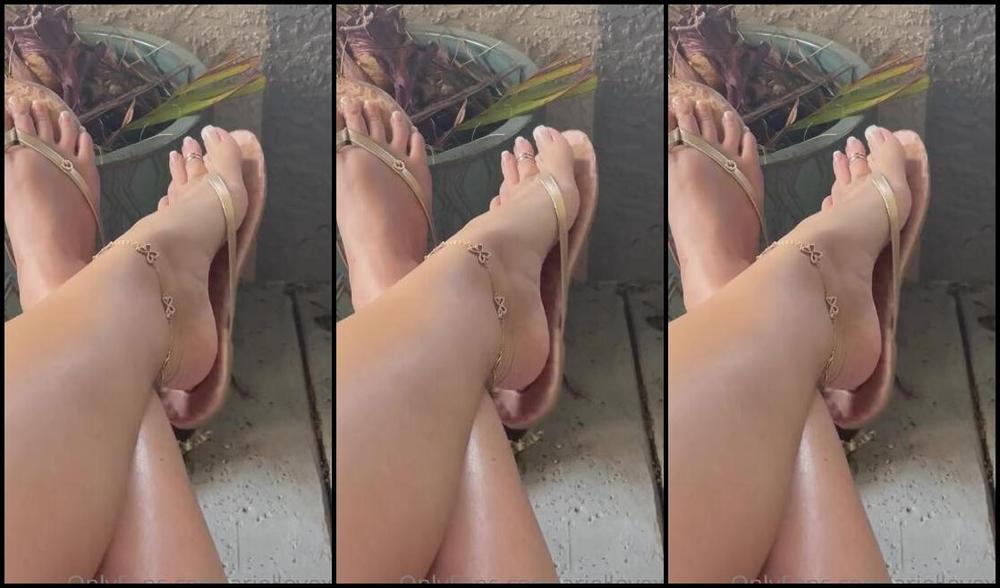 Ariel Love Nicknamed Ariellovexo Onlyfans Don T You Like The Sound Of My Flip Flop Slapping My Sole And Heel