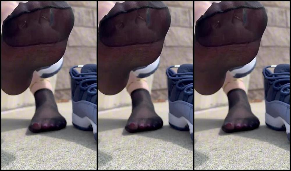 Paws And Klaws Foot Fetish 08 18 2024 Onlyfans Video I Love Taking My Sneakers Off In Public