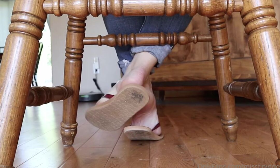 Misstinytootsies Onlyfans Who Used To Creep On Girls In School With Their Feet Under Their Chairs Like This I Bet Quite A Few