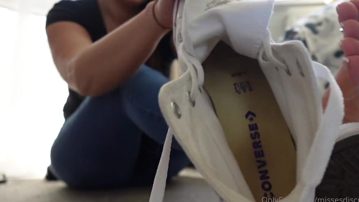 The Queen Of Sole Aka Missesdiscreets Onlyfans You Know I Always Wear My Converse Barefoot Today I Got On Something Special
