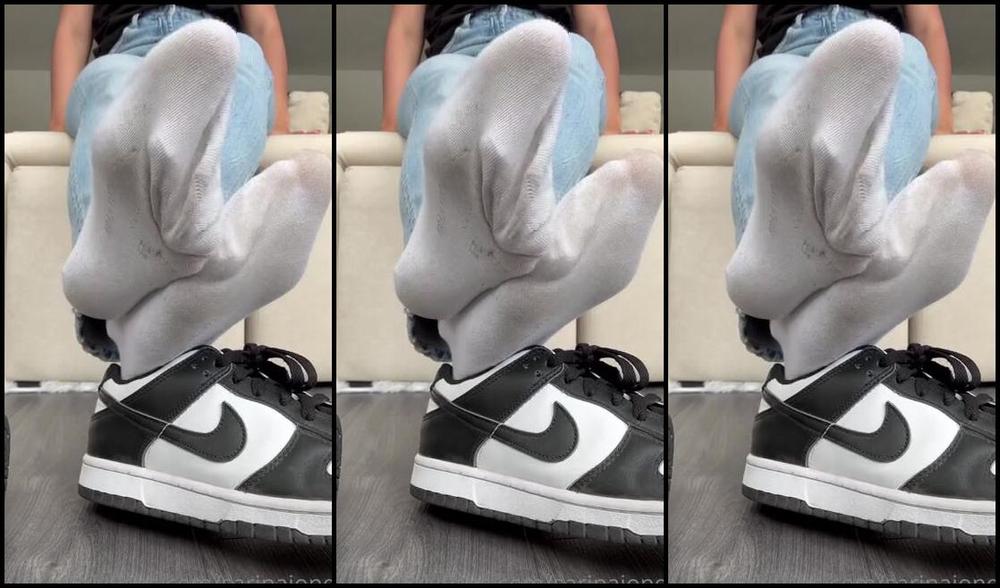 Sarina Jones Nicknamed Sarinajones 03 28 2024 Onlyfans Video These Socks Are Owning Your Mind See How Dirty They Got From Wearing Them Only Today