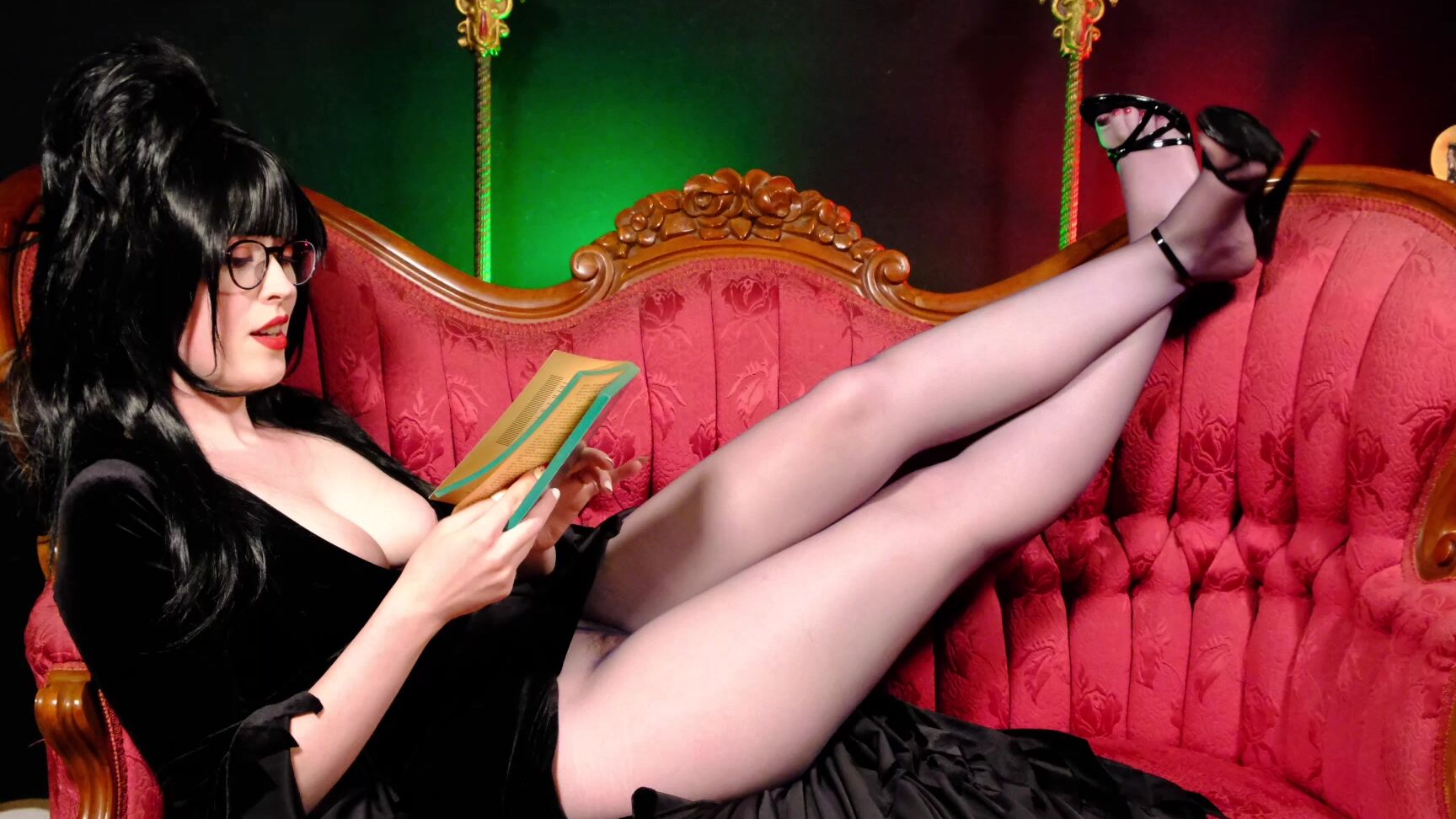 "MadameBeatrix" cosplay, pantyhose, tights fetish, comedy, goth Elvira Introduces Lydia s Film Manyvids