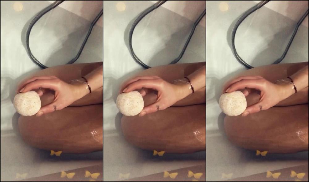 angelemilyxxxx-15-10-2019-71973355-part-1-i-love-to-take-bath-i-always-took-the-time-to-take-out-my-stress-