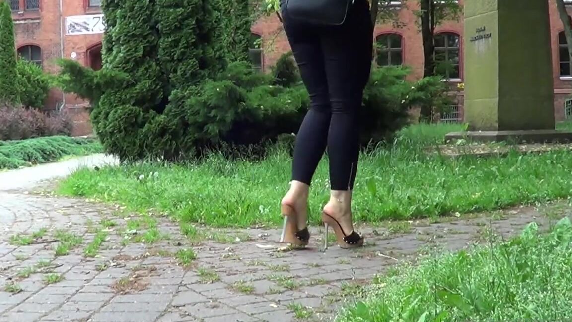 Madiheels Nicknamed Madiheels Onlyfans Sexy Wooden Heels And Sexy Feet Sexy Walk In The Park