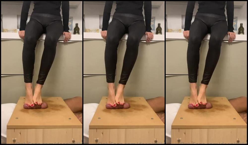 Deapistilla Nicknamed Deapistilla1 10 29 2021 Onlyfans Video Calpestamento Su Tavoletta Smalto Rosso E Piedi Nudi