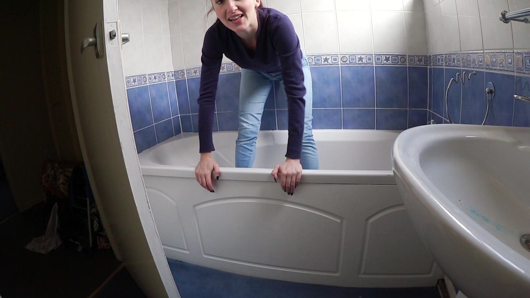 Sophia Smith Bath Jeans Wetting