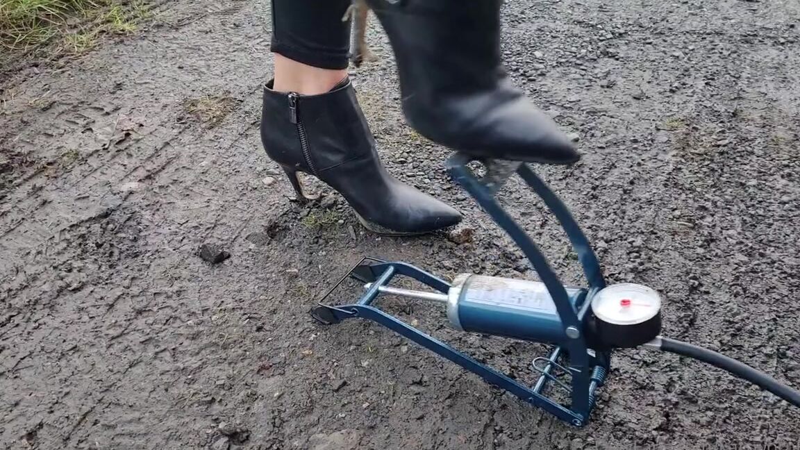 Kats Worn Heels Nicknamed Katswornheels Onlyfans Dont You Just Hate It When You Get A Flat Tyre
