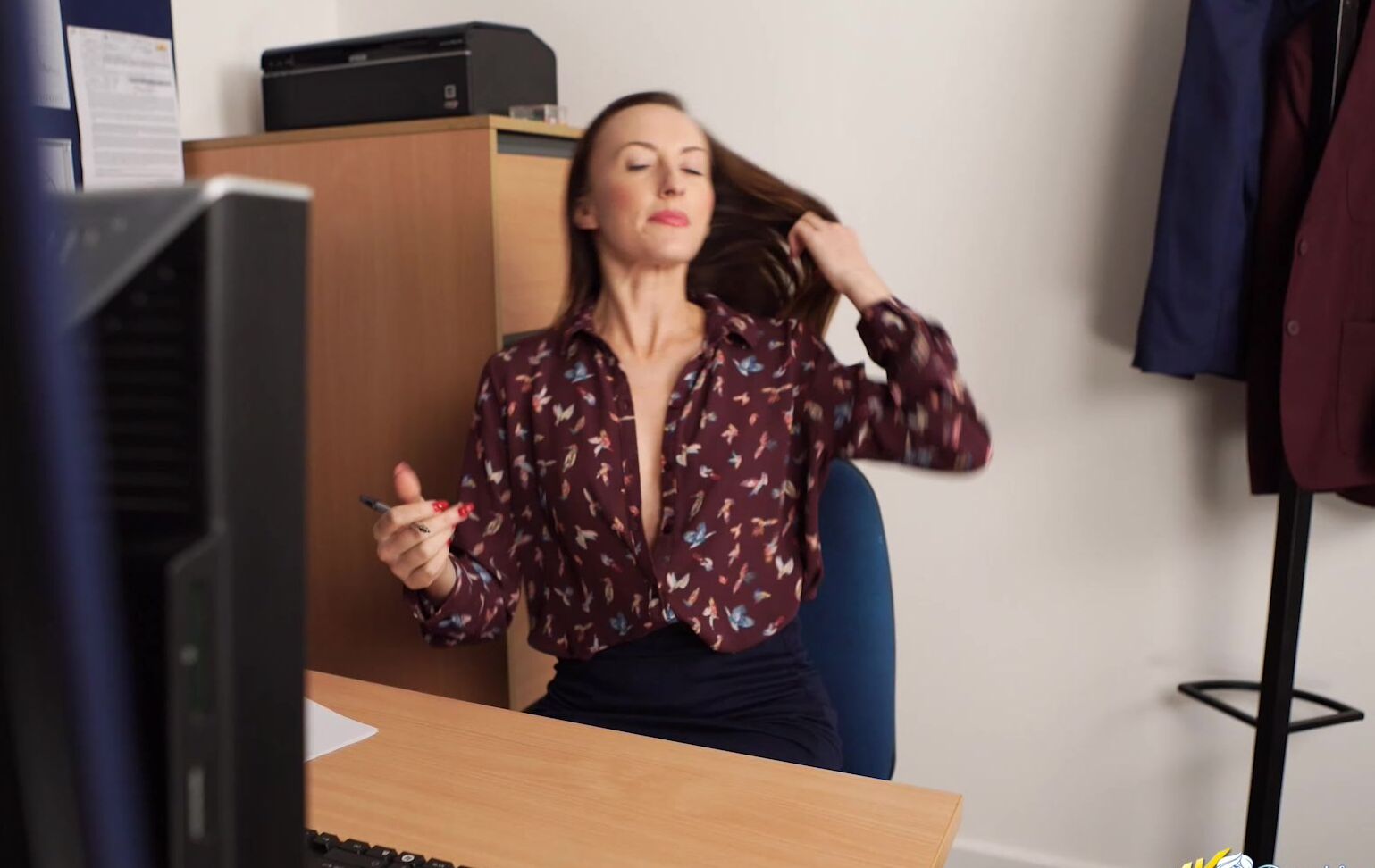 Downblousejerk 2018 04 16 Sophia Smith Office Perv