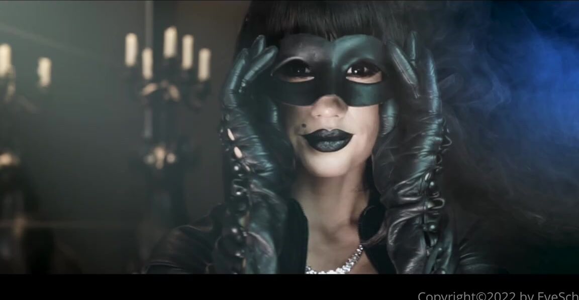 Eve Schwarz Nicknamed Eveschwarz Onlyfans Honey I M Home Oh I Forgot I M Not Married