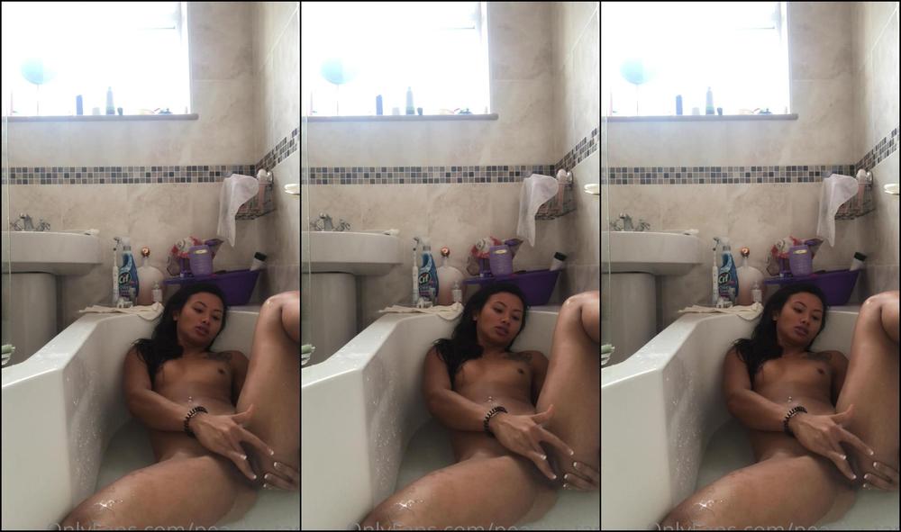 Peachy Tara Round Bum And I Love To Play With Myself In The Bath