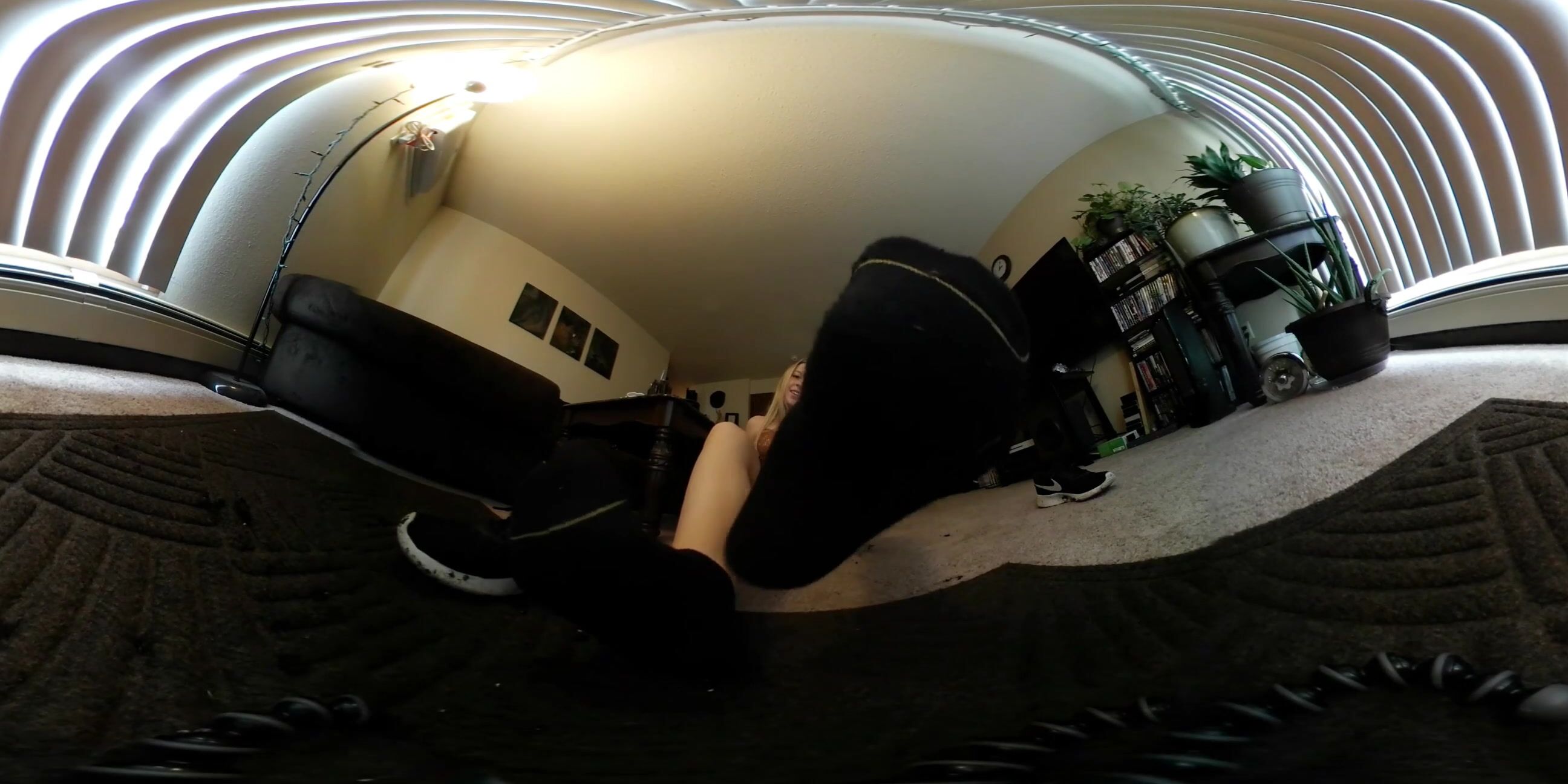 tinyguycustoms_Zaurus_Dirty_Smelly_Shoe_and_Foot_Cleaner__VR360