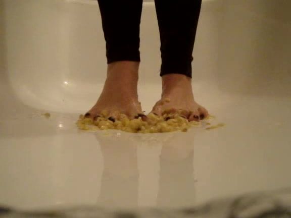 Missdragon A Banana Crashing With Sexy Foot