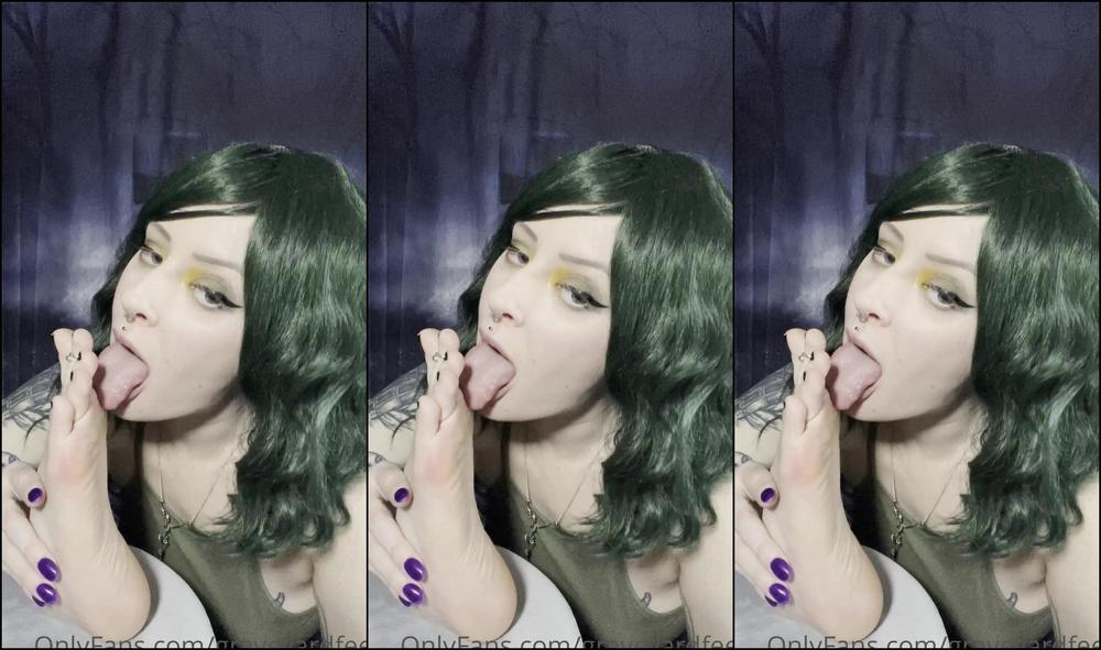 graveyardfeet-26-11-2020-1332162021-nothing-says-thanksgiving-like-spitty-self-worship-am-i-right-i-hope-all-my-us-subs-have