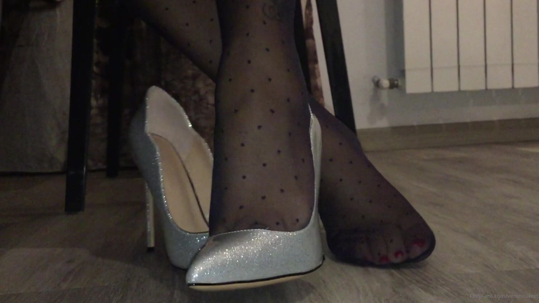 Veronicafeet Sdraiati E Annusa I Miei Piedi Velati Lasciati Ipnotizzare