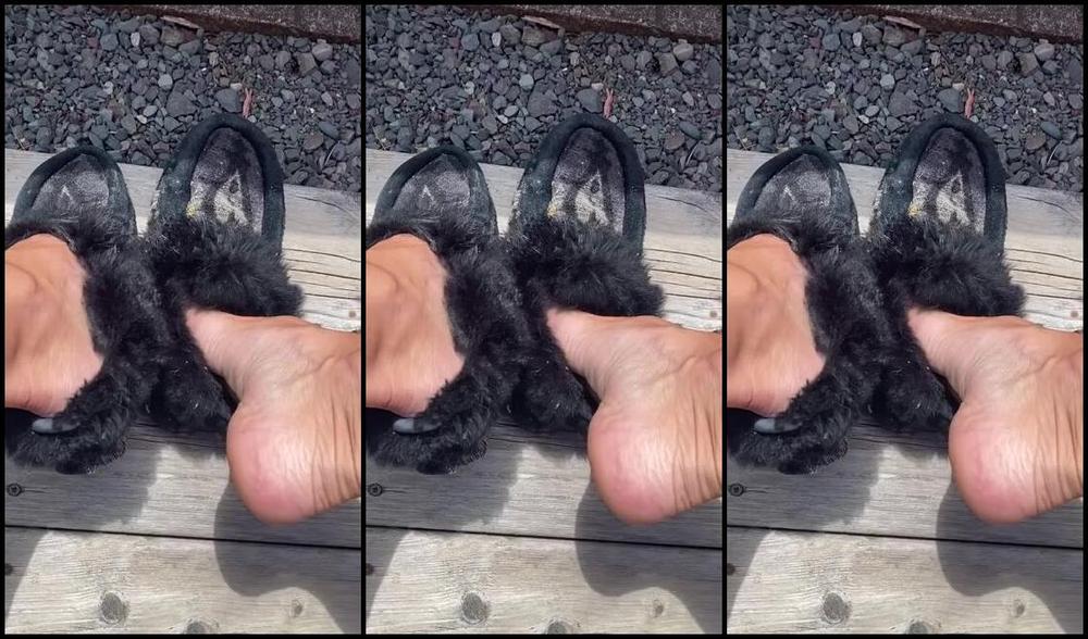 Lezlyan Nicknamed La Little Dancer Feet Onlyfans My Feet Are Cold Today So Out Comes My Second Layer Of Skin My Black