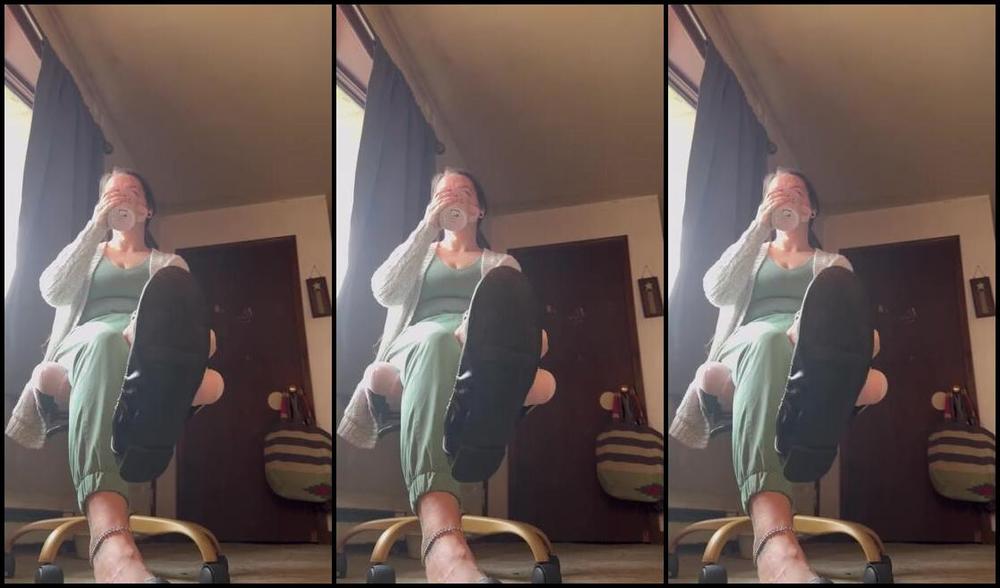 Soldmysolesforink Nicknamed Soldmysolesforink 12 26 2023 Onlyfans Video Back To The Grind And Already Needing A Break From Work Tabb