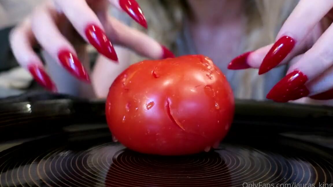 Lalalaura Nicknamed Lauras Kingdom 09 26 2022 Onlyfans Video Kims Tomato Claw Here Is The Cute Lil Kim Destroying A Large Juicy Tomato With Her
