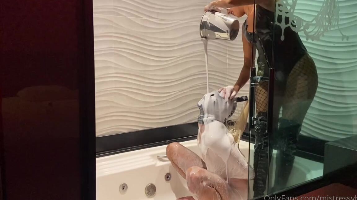 Mistress V Black Nicknamed Mistressvblack Onlyfans A Creature Anyone Else Like To Smoshing I Love A Messy Creature If There Are More Candidates Let