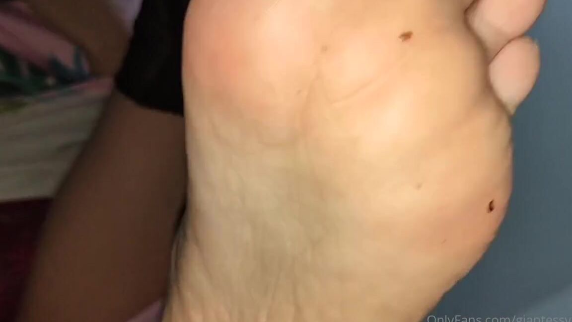 Valery Maxwell Nicknamed Giantessvalery Onlyfans 10 19 2022 Fe Fi Fo Fum Tiny Man Get Ready To Be Crushed Under My Giant Sole