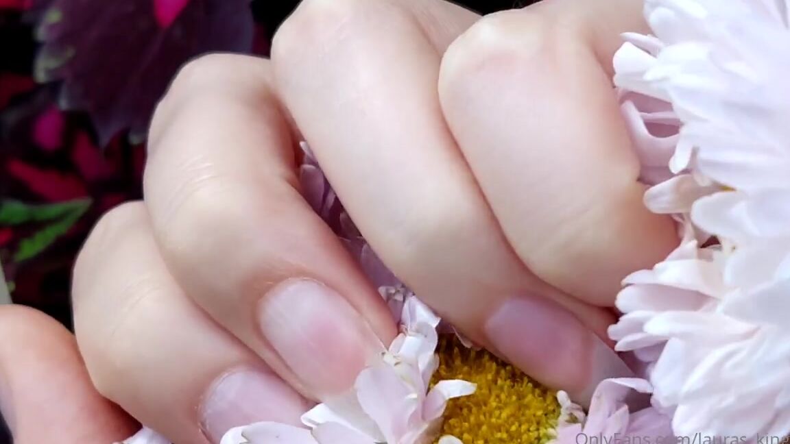 Lalalaura Nicknamed Lauras Kingdom 09 11 2021 Onlyfans Video Claw Queens Flower Heres A Quick Video From Claw Queen She Plays With A Flower Using I