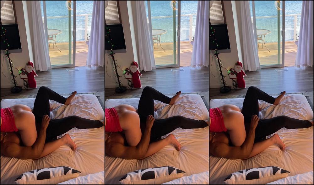 [ManyVids.com / Yourboyfcisco] Natalia Queen (Christmas Creampie: Natalia Queen) 04.01.2021