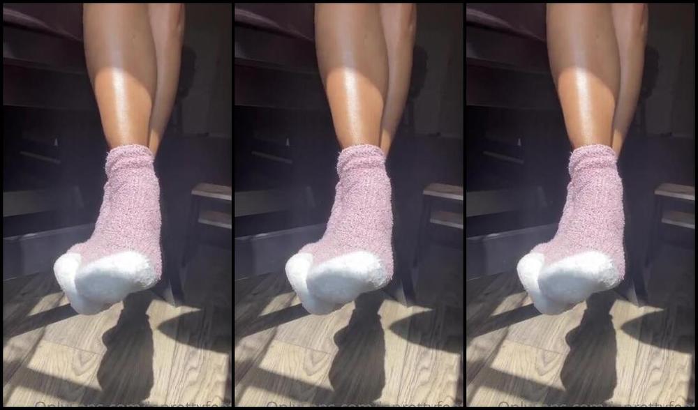 Laprettyfeet4 Nicknamed Laprettyfeet4 Onlyfans Removing My Warm Socks