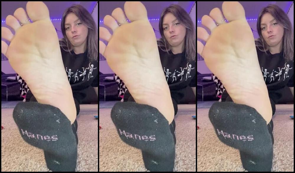 Adventuretoeskat Nicknamed Missadventuretoeskat Onlyfans I M Just Chillin Smokin You Should Be Worshipping These