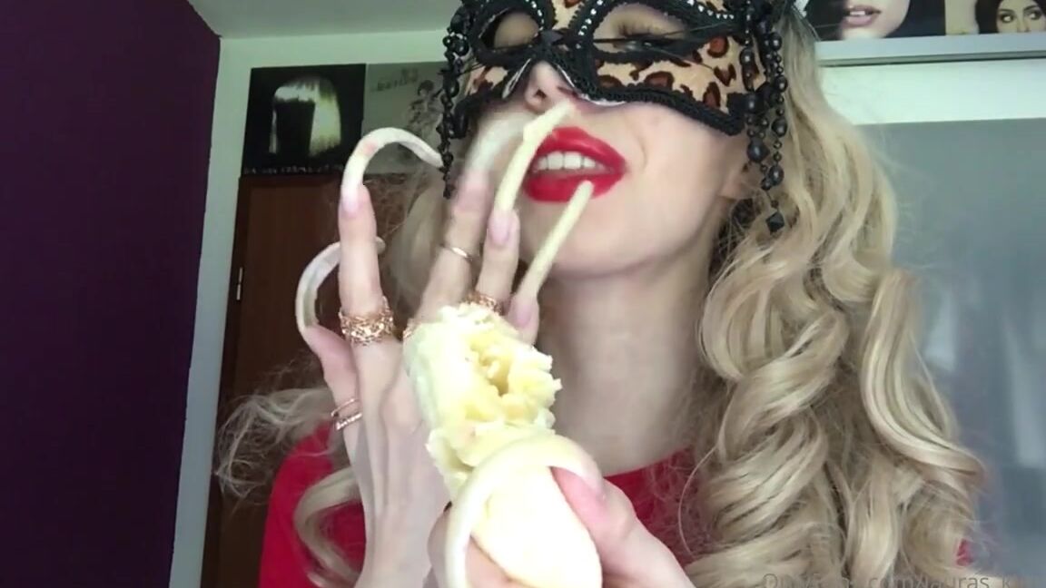 Lalalaura Nicknamed Lauras Kingdom 03 21 2024 Onlyfans Video Christinas Bare Nails Amp Banana