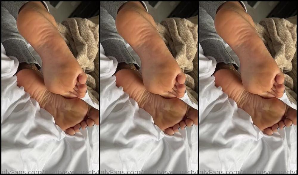 Prettyeyesprettytoes Nicknamed Prettyeyesprettytoes Onlyfans Blessing Your Timeline With Sweet Soft Wrinkled Soles And Blue Toes