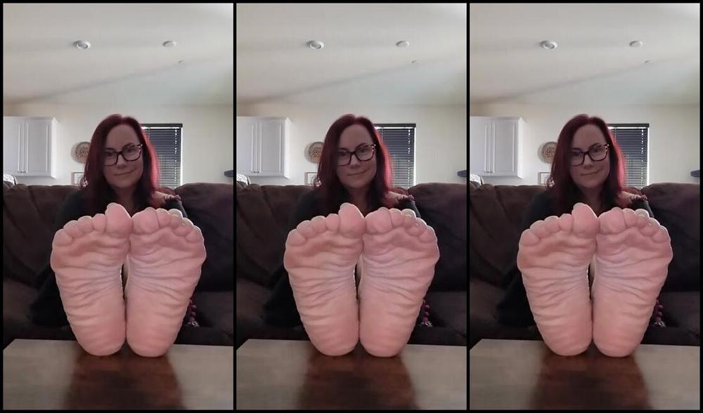 Pipersweetfeet 05 09 2024 Onlyfans Video Total Lazy Day Wearing Glasses No Makeup And Wearing A Bathing Suit Cover Up For No