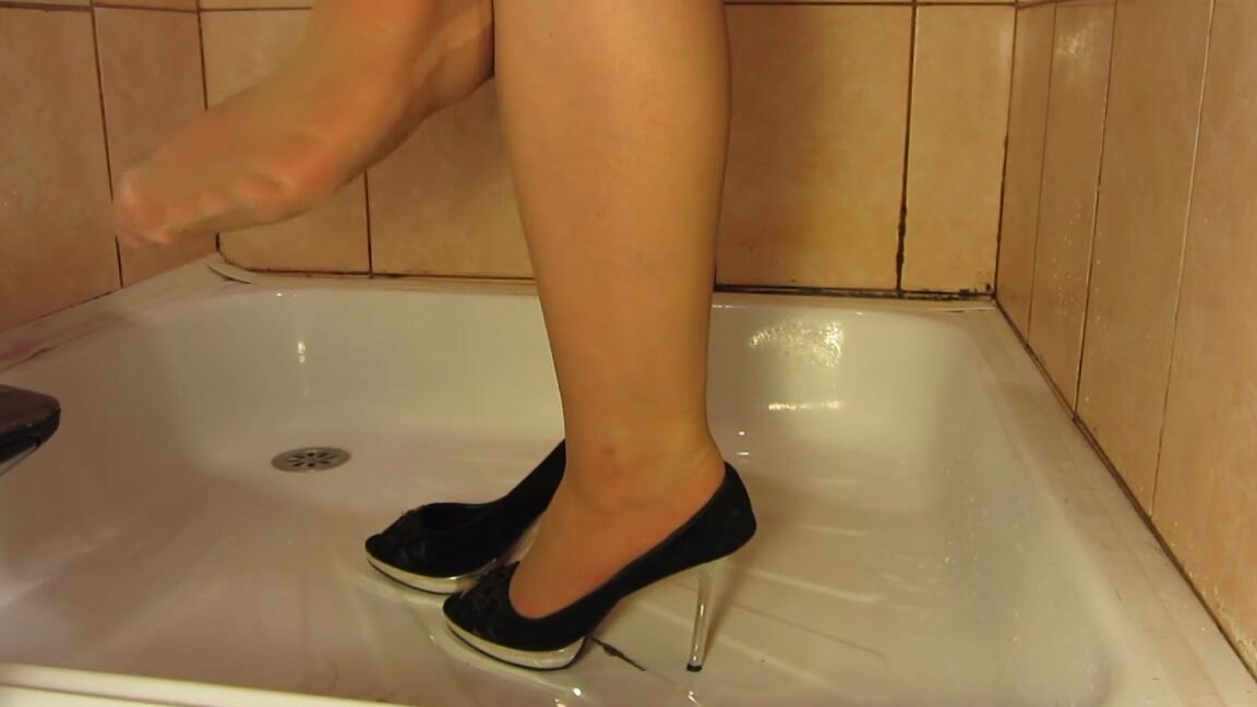 Pissing in Nylon Tights, Fat MILF in High Heels, Big Tits_Mature_boobs PornHubPremium