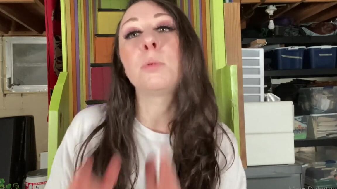 Dakota Charms Nicknamed Dakotacharms Onlyfans Annoyed Sister Joi