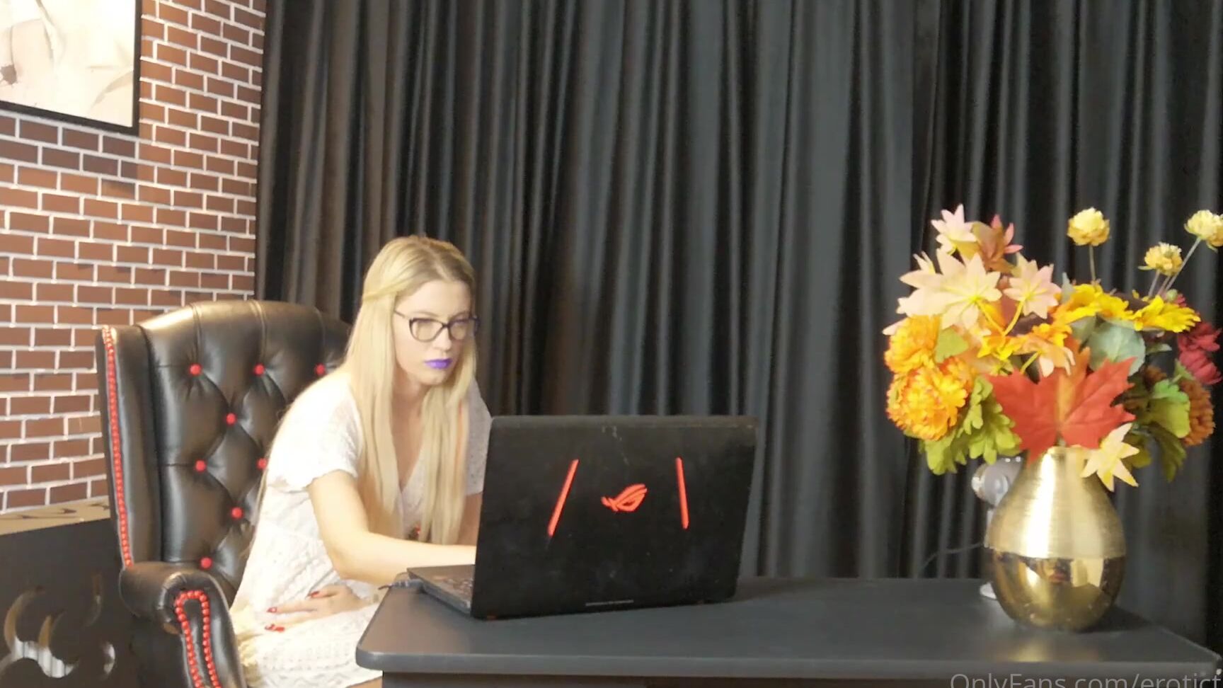 Erotictanya A Very Farty Secretary Fartfetish