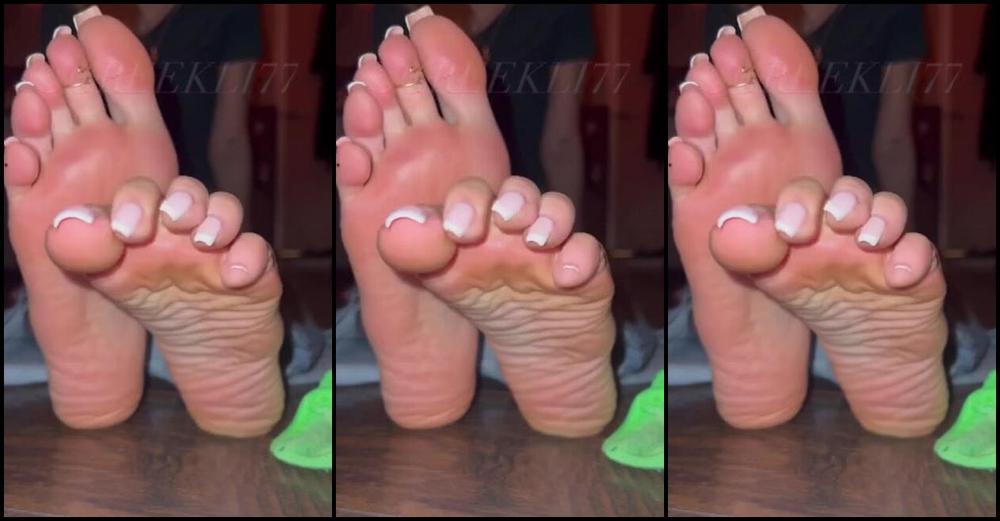 Greek Goddess Li Aka Greekli77 03 17 2024 Onlyfans Video Happy Saint Patricks Day Dry Solesssss Putting My Socks Back On To Make Them More