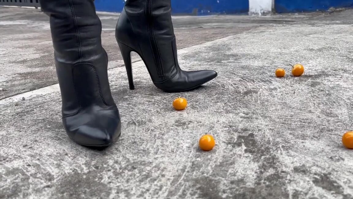 Goddess Kalinda Nicknamed Goddesskalinda Onlyfans Hello My Bitches Its Time To Eat So Kneel Down And Enjoy The Sound Of Food