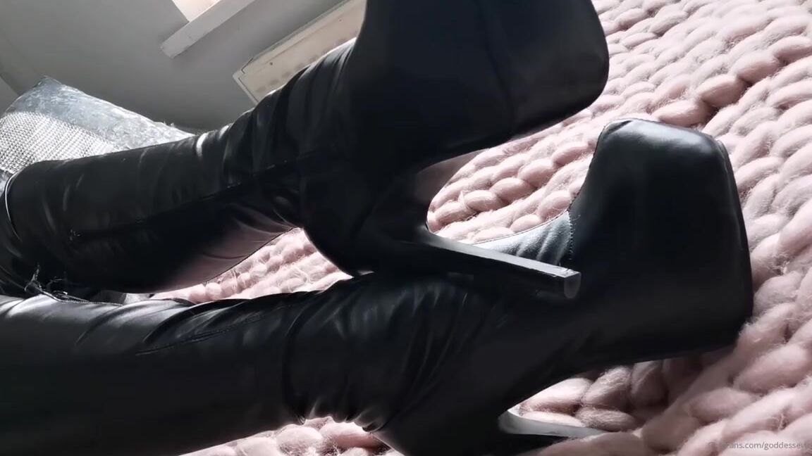 Miss Evie Lock Nicknamed Missevielock Onlyfans Mmm How Hot Is This New Leather Catsuit I Got Today It Matches